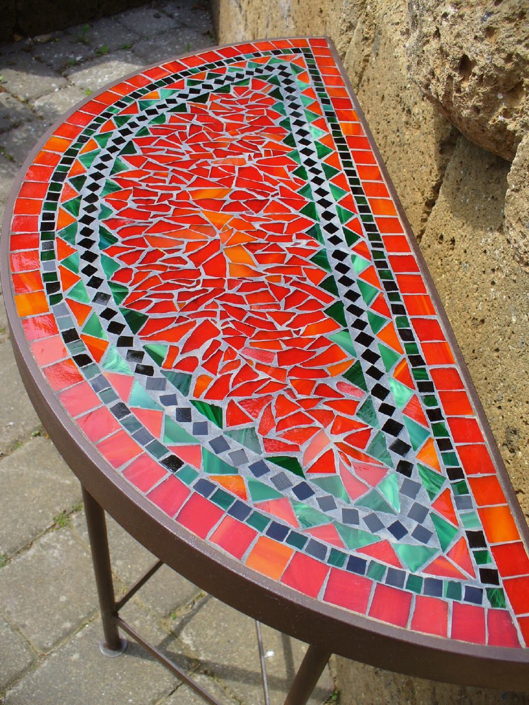 Halbkreisförmiger roter Tisch Maße: ca. 62x29 cm